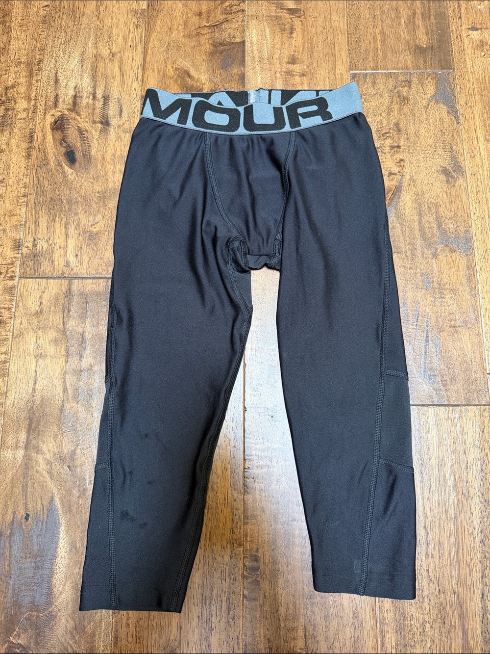 Under Armour Black 3/4 Active Compression Leggings with Gray Logo Waistband
